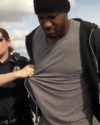 Amatur Raper Membuat Bertiga yang sangat panas dengan Dua Awek Perempuan Polis