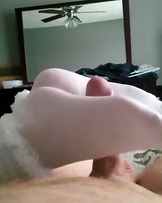 Жена дает Дрочку ноги в молочном фонаре лодыжки носки