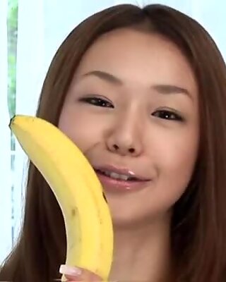 Serina Hayakawa glädjer sig med hennes varma läppar