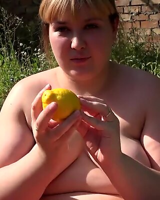 Potelé à couper le souffle dans le jardin, pousse un citron hors d'une fine chatte poilu