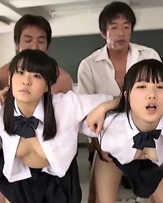 Jav Schulmädchen Gangbang gefickt Finger im Klassenzimmer gespritzt ein Dutzend süße Teenies empörend