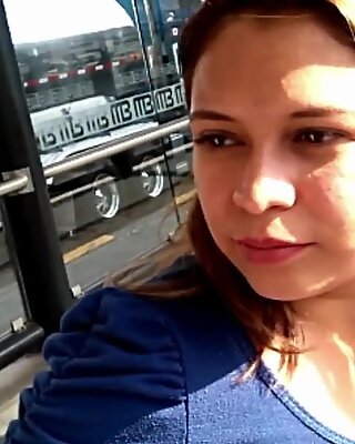Белла цхица де лабиос царносос ен ел метро