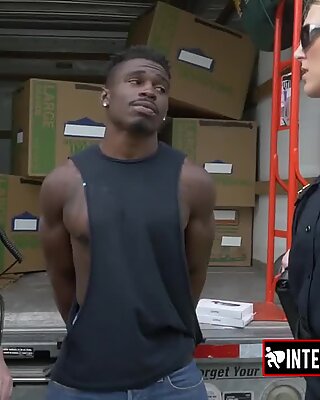 Плавуша милф (мама коју бих јебао) у полицијској униформи воли да води љубав на све четири ноге са овим младим црним човеком.