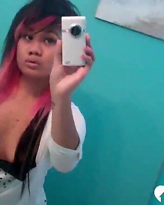 Asiatisk med rosa hår poserar utan hennes trosor