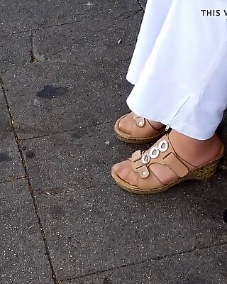 Babička nylon nohy v korkové botách