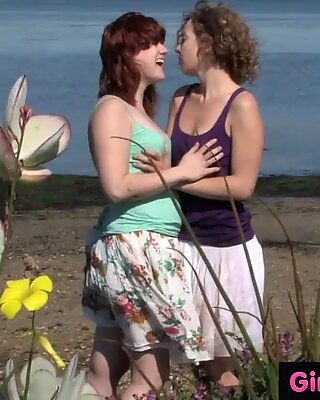 Filles out west - poilu aussie lesbians baise en plein air