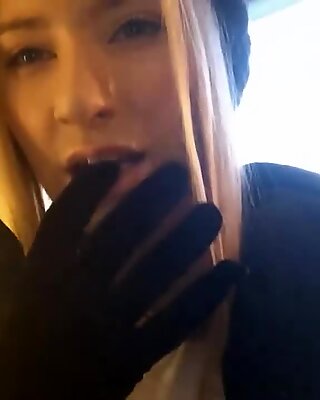 Amatør teenager elsker følelsen af ​​hendes fingre inde i hendes Behårret pussyport denne video
