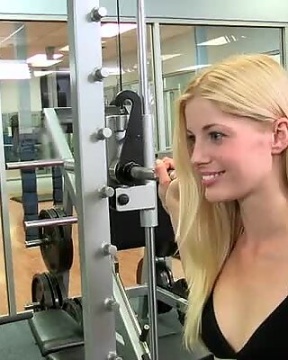 Charlotte Stokely sedang berolahraga di gym