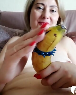 La mamma solitaria usa una banana su se stessa