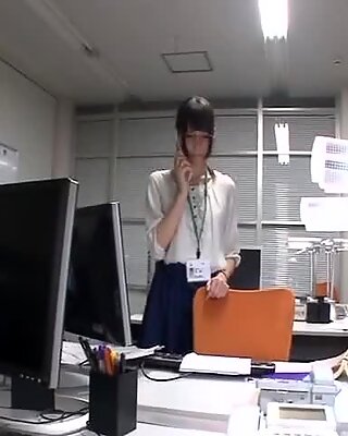 秘書阪口美穂とオフィスのテーブルでワイルドファック