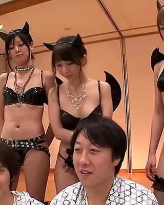 Yuka Osawa, Natsumi Horiguchi, Uta Kohaku, Saki Hatsuki içinde moodyz fan takdiri otobüs turu 2012 bölüm 2.3