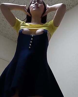 Голи японки Сарина Курокава се облича