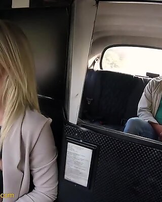 Femme faux taxi blonde beautée baise son passager