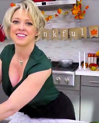 Dee Williams Stuffing Her Thanksgiving Pussy