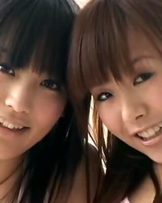 Asiatisk cutie yuri hamada och hennes tonåring flickvän i bikini