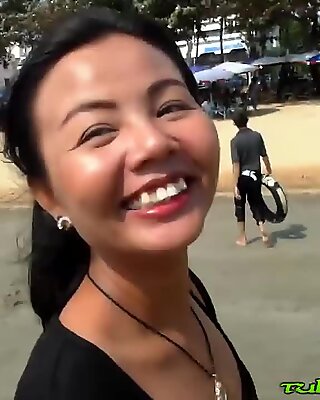 Секси тайландки мацка уло на плажа и прецака гледна точка
