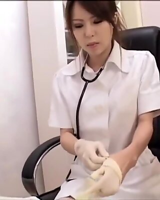 Japonesas enfermera pajeada con guantes de látex