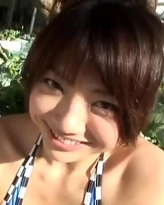 Bain de Soleil près de la piscine Hitomi Aizawa a le chemin trop en Chaleur