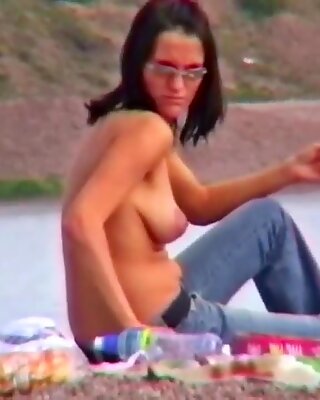 Martina topless på en sjö