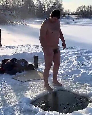 Човек скочи в дупката на леда https://nakedguyz.blogspot.com