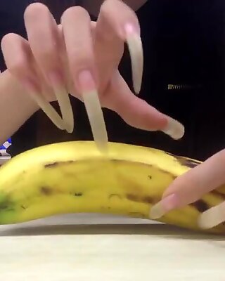Nastrojowe długie paznokcie banany nowe