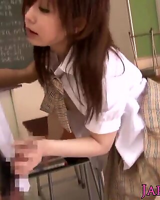 Petite asia schoolgirl disetubuhi di dalam kelas