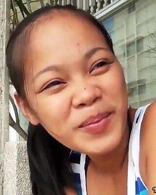 Άτακτη ασιατικό έφηβη έχει το σφιχτό μουνί χυμένο από τουρίστρια