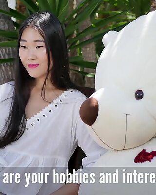 Der schüchterne chinesische Mädchen gibt ein Interview vor dem ersten Analsex.