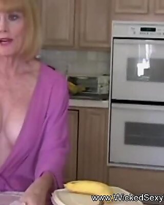 Interrompre la mamie dans la cuisine avec le sexe