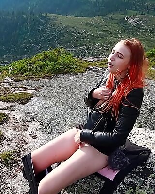 Dievča sa rozhodlo relaxovať, masturbovať svoju pičku a dostať orgazmus vysoko v horách!