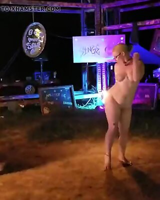 Nörtig offentlig eld anal plugg dans