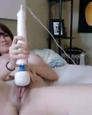Gros Chat Brunette se masturbe sur webcam