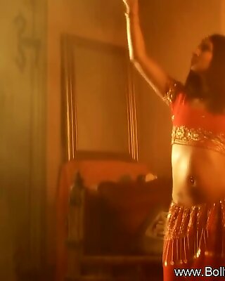 英俊的印度人跳舞兴奋