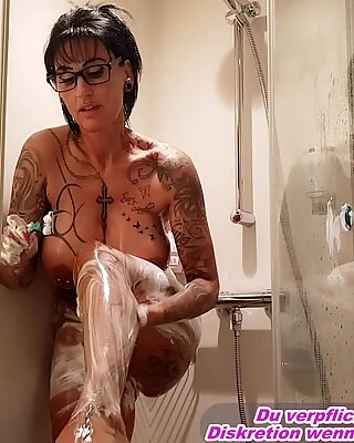 Němky Amatéři Tetování Velké Kozy Mamina Shave v Sprchové