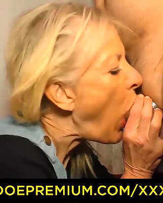 Xxx omas - blonde allemand mamie se fait baiser et pulvérisé avec sperme