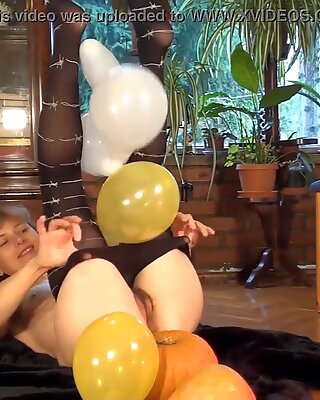 Възстановни модели дорис Даон играе с балони и нейните космати вагина