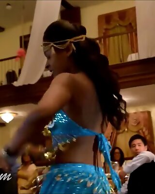 Trini indiens femmes secouent le bottillon dans cette vidéo sexy de danse chutney