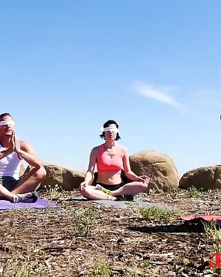 Olive и Danny, които имат потапяне в събуждаща практика за медитация, съобщават за това видео