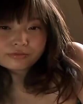 日本人若女著田辺薫のジャーンを覗いている