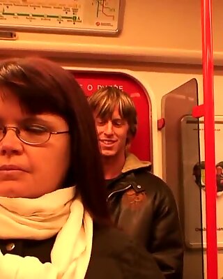Han hänger upp Storbröstad Mogen Lady i Metro