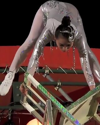 Adembenemend Chinese Meisje uitvoerende doodstunt Stunt